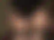 Mmm la amante vivian se burla con su trasero redondo perfecto en medias y pantimedias en capas y un sexy body negro.