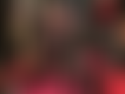 Upskirt provocativo en falda de cuero ajustada sexy, pantimedias negras y medias superiores de encaje con botas de cuero hasta el muslo.