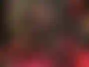 Upskirt provocativo en falda de cuero ajustada sexy, pantimedias negras y medias superiores de encaje con botas de cuero hasta el muslo.