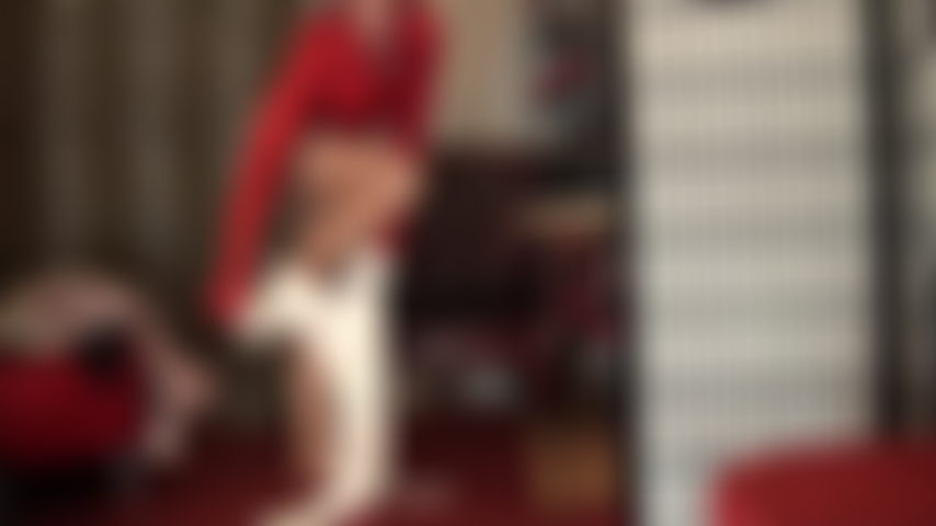 Pisoteo la polla, tortura el glande en pantimedias desnudas: tu polla de esclava necesita urgentemente la atención de los pies y los muslos en pantimedias de la amante...