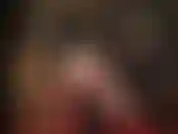 Adoradora de diosa del látex: traje de látex corto y sexy, adoración del culo, medias con encaje, guantes de goma y consolador con correa stryker.