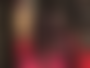 Adoración corporal en corsé de cuero, guantes, leggings negros mate, pantimedias y sandalias de tiras.