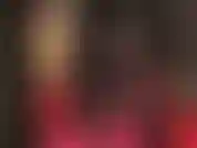 Adoración corporal en corsé de cuero, guantes, leggings negros mate, pantimedias y sandalias de tiras.