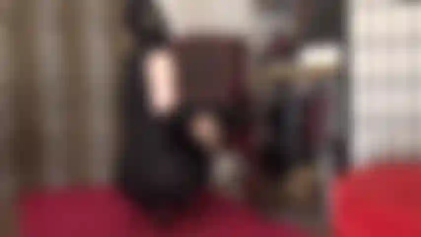 Medias gris brillante, zapatos de suela roja y conjunto de lycra con capucha.