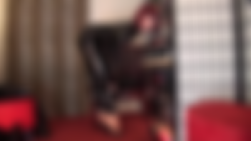 Traje de gato de pvc negro brillante y mules sexys de tacón alto: tu diosa se burla con sus arcos de pies increíblemente altos en tacones y pantimedias y concede vistazos furtivos de lo que hay debajo del traje.