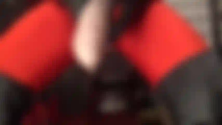 Gran strap-on, cuero negro, medias rojas y adoración por los músculos del culo: apretando esos bollos, la amante tiene tu polla goteando por su culo y su gruesa carne de polla.