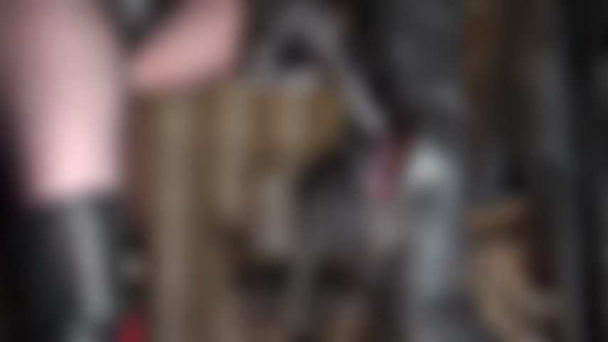 Los fragantes pies en pantimedias de la ama, que salen directamente de un par de botas de cuero, se ponen directamente en tu cara junto con su trasero revestido de nailon.