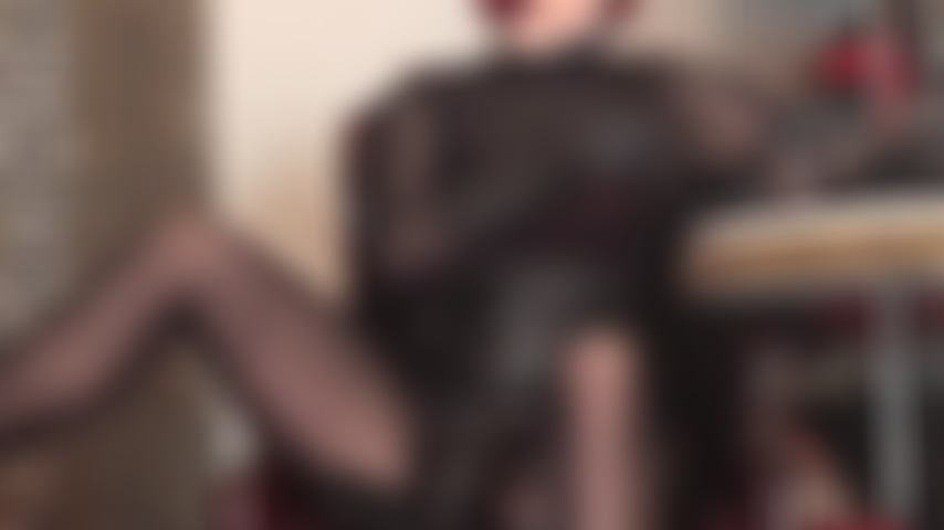 Dominación con strap-on de la bbc, atrapada e indefensa entre sus muslos, la amante te tiene atrapada e indefensa entre sus brillantes piernas cubiertas de medias negras, mientras la polla más grande espera ser complacida por tu boca de puta.