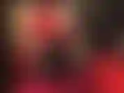 Caderas, trasero, piernas, entrepierna... La dama está en cuclillas para provocarme con medias brillantes. ¿No te encantaría tener tu cara justo debajo...?