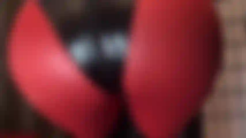 Adora mi trasero con este increíble atuendo fetiche de leggings de spandex rojo y traje de pvc.