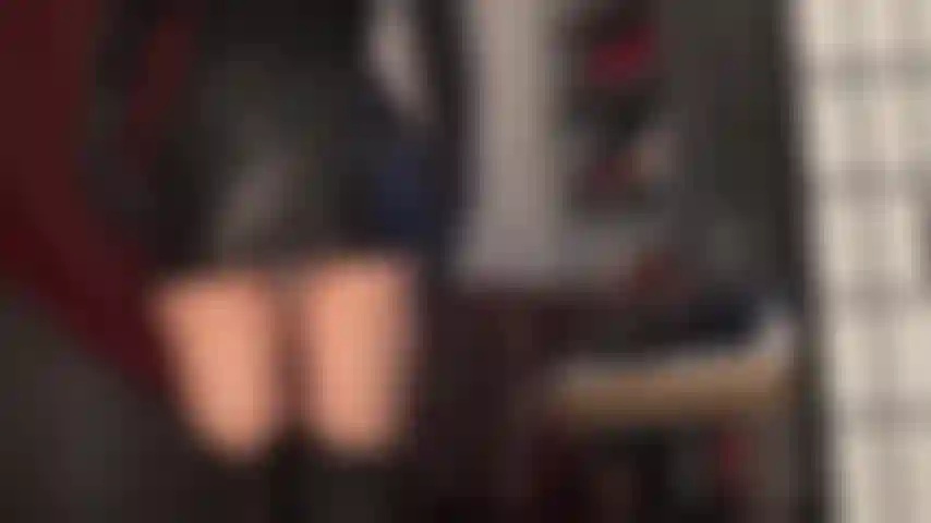 Pajea mi trasero de cuero con mi ajustada minifalda negra de cuero. Saborea la saliva de mi trasero de cuero y de mi boca. Apenas capaz de contenerte ante las vistas bajo la falda, mi amante te concede un vistazo a su trasero en pantimedias para terminar contigo.