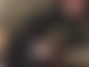 Follada lentamente por mi amante vivian con un abrigo y botas de vinilo negro brillante. - Siente mi cuerpo presionado contra el tuyo, mi strap-on llenando tu trasero mientras camino alrededor ordeñando tu polla.