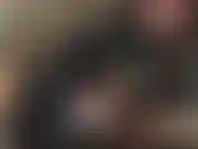 Follada lentamente por mi amante vivian con un abrigo y botas de vinilo negro brillante. - Siente mi cuerpo presionado contra el tuyo, mi strap-on llenando tu trasero mientras camino alrededor ordeñando tu polla.