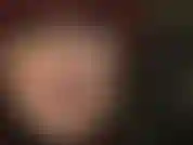 Tu destino está en mis manos enguantadas. Deseas que mis suaves guantes de cuero sujeten tu garganta, estrangulando tu cuello, cubriendo tu boca y nariz, controlando tu respiración mientras te miro a los ojos.