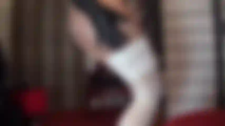 Strap-on follando en hermosas medias de encaje blanco brillante sobre capas de pantimedias color canela brillantes y tacones rojos sexys.