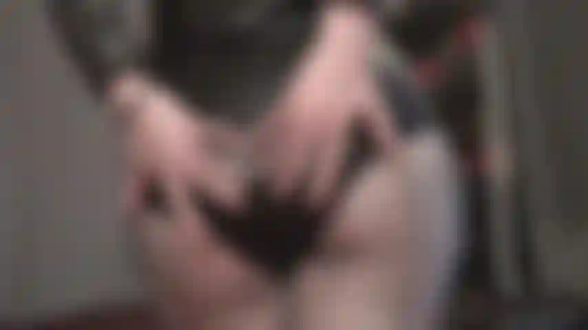 Medias de rejilla y pantalones cortos sexys realmente muestran el increíble trasero de la amante vivian.