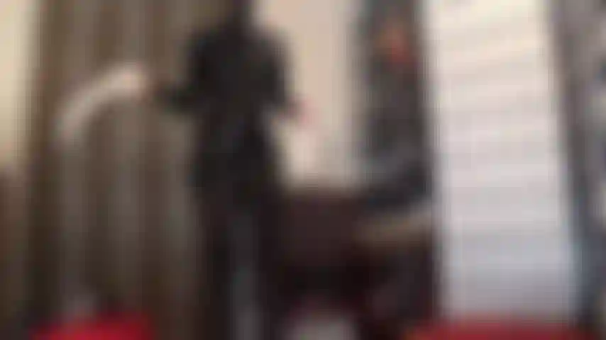 Fetichista de látex - ama vestida con vestido de látex negro y capucha de goma agrega un par de guantes de látex blancos para un ordeño intensivo de polla.