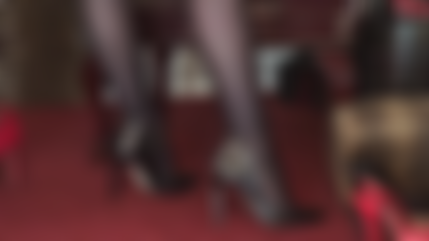 Cuero negro, espalda alta, cordones tipo corsé y finos tacones de aguja. Qué suerte tienes de poder adorar este fabuloso par de tacones altos en los pies de tu amante.