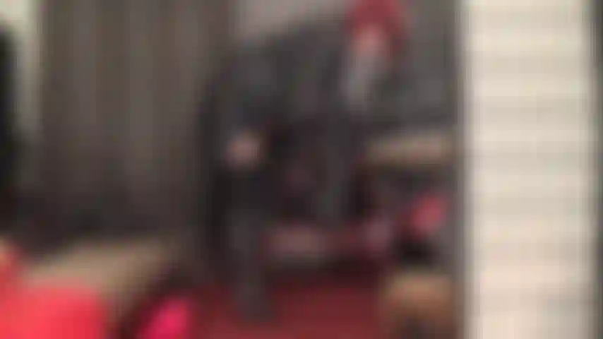 Amante del cuero que te vuelve loco con botas altas, abrigo largo, falda corta y tentadoras vistas de upskirt.