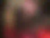 Ama exige adoración de su increíble culo, piernas y pies en falda y medias de látex negro brillante y concede una vista debajo de la falda sobre bragas de goma.