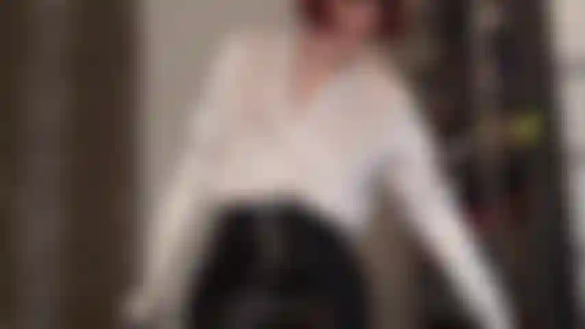 Satén blanco sedoso y pvc negro brillante. Te encanta la ropa brillante de mi ama. Aquí tienes una blusa de satén blanco con guantes a juego, medias blancas brillantes, botas altas negras y minifalda de pvc. Tus sueños fetichistas se hacen realidad.