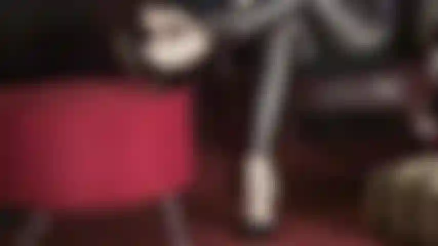 Córrete dentro de los brillantes leggings de licra de mi ama; el deseo de follarle el bajo de sus pantalones ajustados crece cada día. Finalmente cede y te ordeña la polla entre las capas.