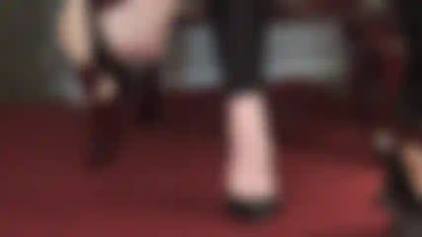 Relajante pie descalzo colgando - lindos dedos de los pies asomándose por zapatos de cuero que balancean el zapato hábilmente.