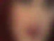 Labios seductores, ojos azules penetrantes. Disfruta de este primer plano del rostro de la señora vivian.