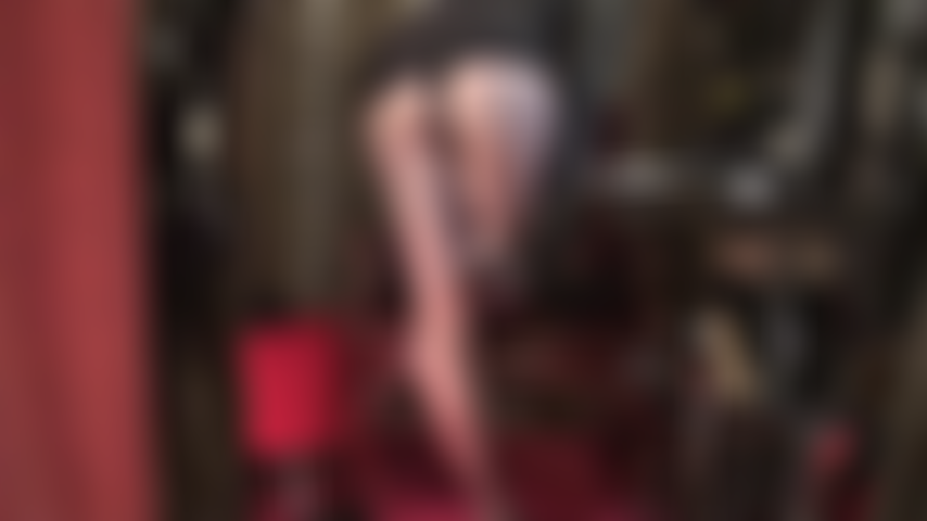 ¡Qué brillo! Admira el trasero y los pies de mi ama con sus medias grises brillantes.