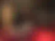 Ama se pone en cuclillas mostrando su increíble culo y caderas en un brillante body de tanga de pvc negro y medias transparentes con estampado de leopardo, provocando la polla.