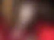 Seducción en lencería blanca - la amante se burla con sus piernas largas y sexys y sus pies en medias de encaje.