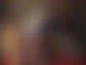 Adoración al cuerpo: la amante se burla con sus curvas en un vestido ajustado y sexy y lo que hay debajo, un liguero de 12 tiras y medias con costura.