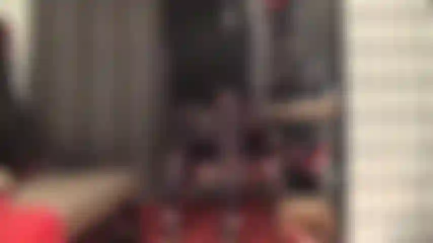 Leggings de nailon negro opaco y pies descalzos.