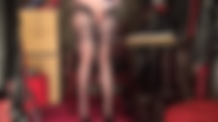 Humillación de mariquita con bragas de satén: mírate, mi puta mariquita, te excitas tanto mientras la amante toma bragas de satén para acariciar su polla, follando tu coño y alimentándote con las bragas llenas de semen.