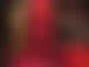 Adoro el culo y las piernas en rojo: pantalones cortos y pantimedias de color rojo metalizado brillante, luego leggings rojos y tacones rojos.