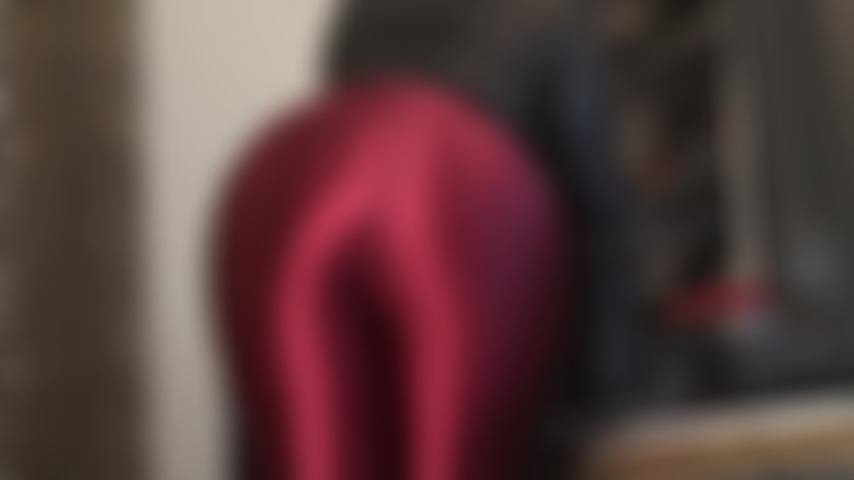 Adoración de culo en pantalones de satén rojo oscuro brillante: el culo redondo de la amante vivian llena perfectamente estos pantalones de discoteca de alto brillo.