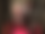 Piernas increíblemente largas con elegantes medias negras transparentes con costuras y botas altas rojas de plataforma hasta el tobillo. Debajo de las medias, unas bonitas bragas de encaje que te volverán loca.