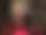 Piernas increíblemente largas con elegantes medias negras transparentes con costuras y botas altas rojas de plataforma hasta el tobillo. Debajo de las medias, unas bonitas bragas de encaje que te volverán loca.