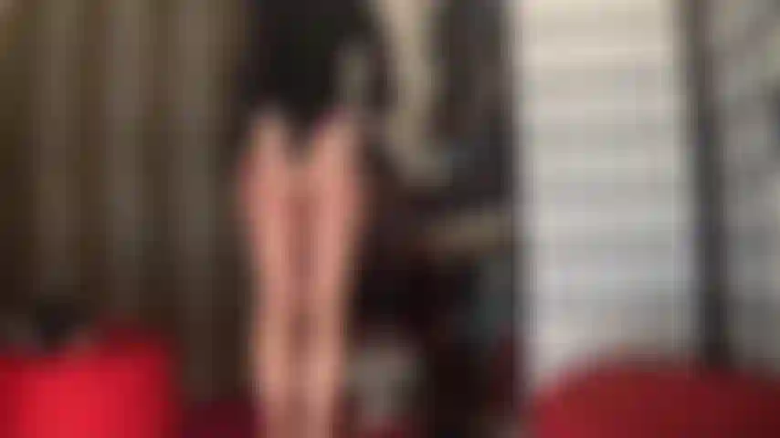 Adoración al cuerpo: admiro las curvas bien formadas de mi amante, sus piernas desnudas, su trasero, su espalda y su estómago.