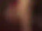 Colgando y jugando con los zapatos, con tacones de cuero rojo y medias brillantes y relucientes.