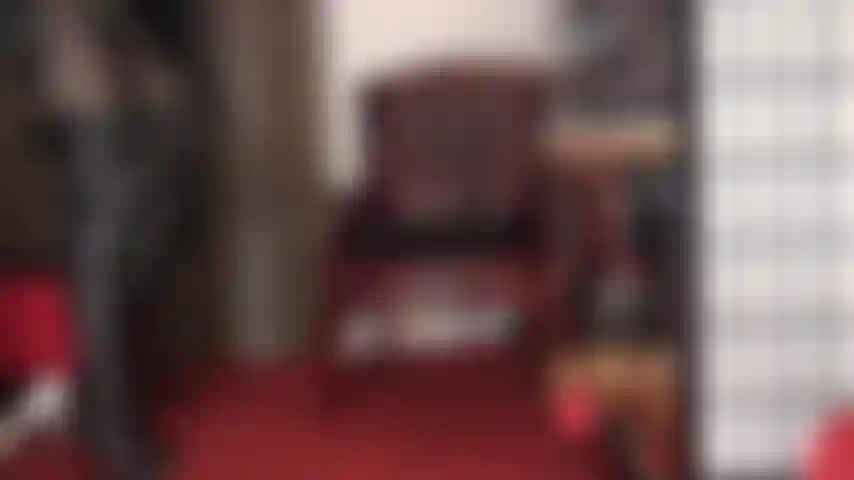 Diosa femdom de cuero con un enorme strap-on negro: botas altas, diminuta falda de cuero, pantimedias calientes y una bbc gigante son tuyos para adorar.