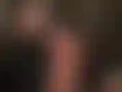 Primer plano de mis pies descalzos en látex: amante vestida con pantalones de goma brillantes y resbaladizos, inhalo mis dulces pies descalzos con el aroma a látex en el aire también.