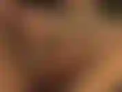 Adoro las medias, el strap-on blanco, las capas de nailon, rompiendo las medias viejas en pedazos: la amante toma otra capa de medias sobre el strap-on y la rompe en pedazos, mientras se masturba la polla con saliva.