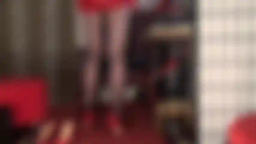 Adicta a los pies y el trasero en medias de mi ama. Mientras el olor a látex inunda la habitación, ven a oler, empezando por mis suaves suelas de nailon. El aroma es embriagador. Ahora frótate sobre estas maravillosas suelas mientras hueles mi trasero.