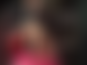 Trabajo con tacones altos: mi ama viste una bonita blusa blanca, un blazer de cuero y una minifalda, cuidando tu polla palpitante. Solo necesitas esos tacones sexys que te expulsan todo el semen.