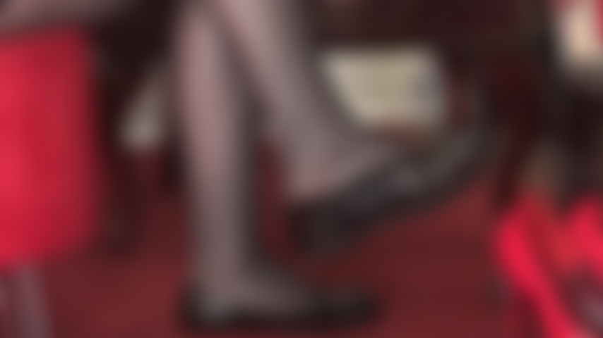 Zapatos planos colgantes y tacones altos peeptoe: ya sea que te gusten las bailarinas planas o prefieras un tacón alto de aguja con punta abierta, ambos zapatos son bonitos, negros y brillantes y se balancean desde los dedos de los pies de la señora vivian.