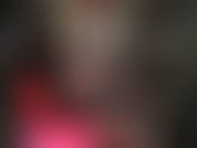 Provocativa sensual con muslos en pantimedias, botas, látex y un enorme strap-on negro.