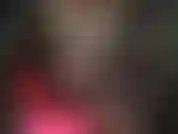 Provocativa sensual con muslos en pantimedias, botas, látex y un enorme strap-on negro.