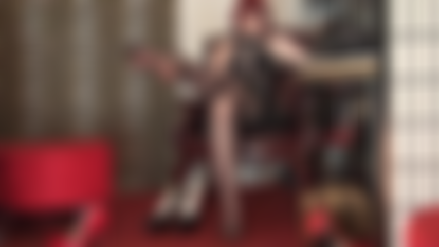 Un par de medias verdaderamente único para que admires: medias con corte en el trasero en forma de corazón y con costuras, con lazos.