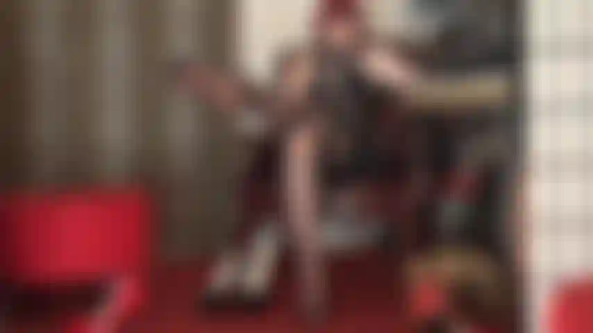 Un par de medias verdaderamente único para que admires: medias con corte en el trasero en forma de corazón y con costuras, con lazos.